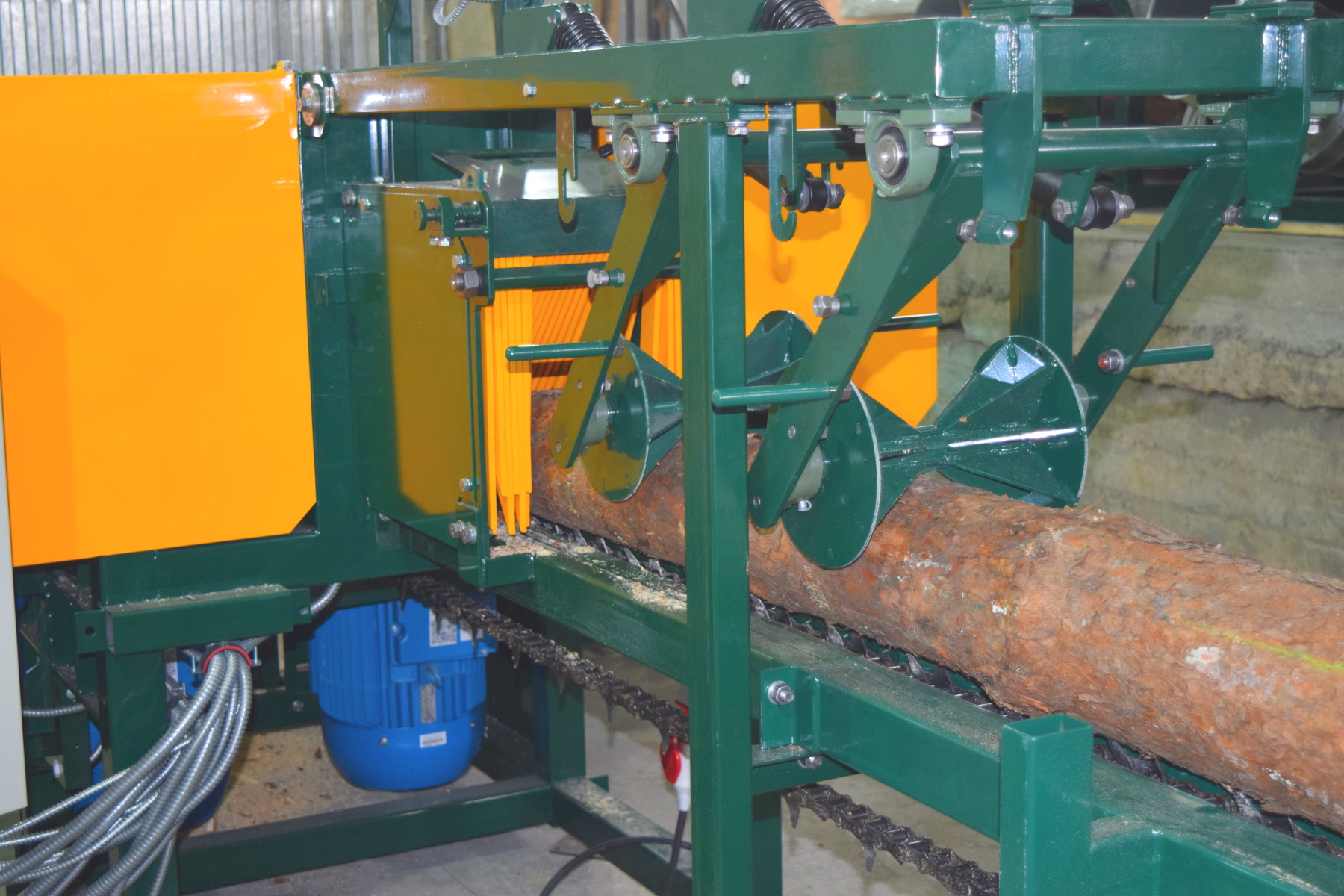 The built-in system of casings and aspiration ensures the timely removal of chips and sawdust from the working area.